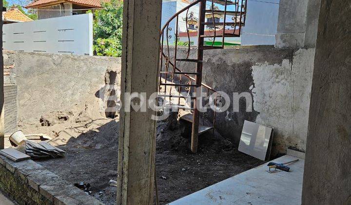 In the semi-finished house, there is still a need for renovation with a mangrove block view at the back. 2