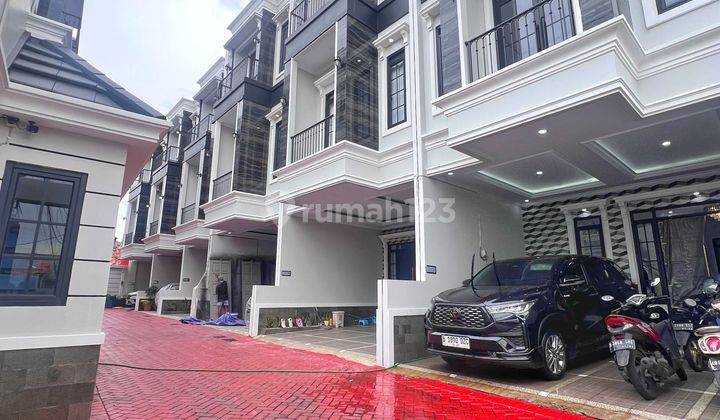 Rumah Dalam Townhouse Dijagakarsa Dekat Tol Brigif 1