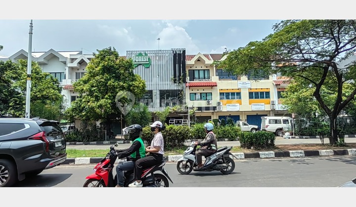 Shop House for Rent, strategic location, easy access, Land Area: 74 sqm, Building Area: 192 sqm, 3 floors, Daan Mogot Baru, West Jakarta