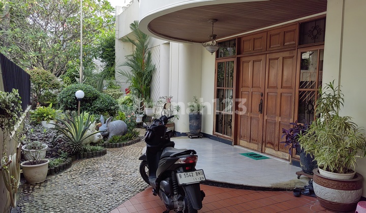 LUXURY HOUSE FOR SALE, BNI46 Plot, Land Area 352 (16x22), Building Area: 516, Certificate (SHM), East Facing, 2 Floors, Tubagus Angke, West Jakarta 2