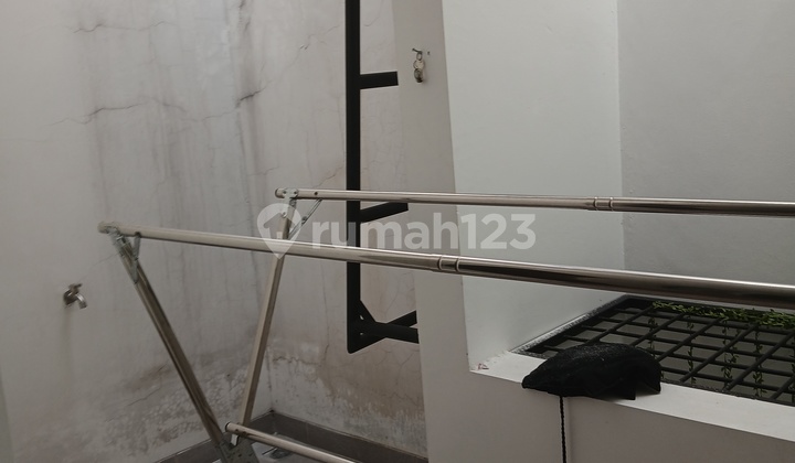 Rumah 3 Lantai 3 Kamar Minimalis Palapa di Jakarta Barat  2