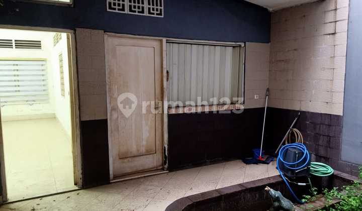 Rumah di Petojo Jalan Raya Cocok untuk Usaha Kost di Jakarta Pusat