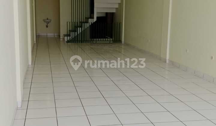 Ruko 3 Lantai Baru Direnovasi di Kembangan Raya, Jakarta Barat