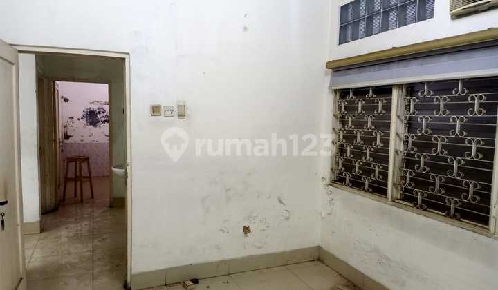Rumah di Petojo Jalan Raya Cocok untuk Usaha Kost di Jakarta Pusat