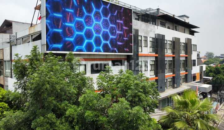 Gedung Usaha Di Daerah Sultan Iskandar Muda Jakarta Selatan