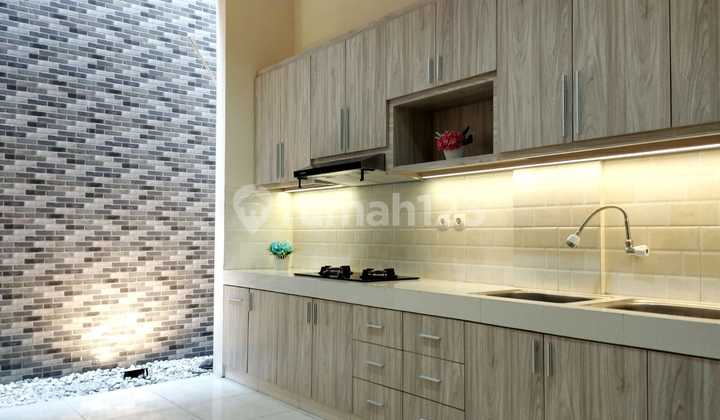 For rent, ready-to-use shophouse in Metland Menteng.