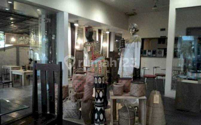 Dijual cepat Area Komersial  Rumah di pinggir Jl. K.H. Ahmad Dahlan Pontianak (Rumah Jepin)  Lokasi strategis di tengah pusat kota Pontianak Jl. K.H. Ahmad Dahlan  (Samping Kantor Pajak, SPBU, Depan Kantor Kejaksaan Negeri Pontianak).  Saat ini rumah dija 2