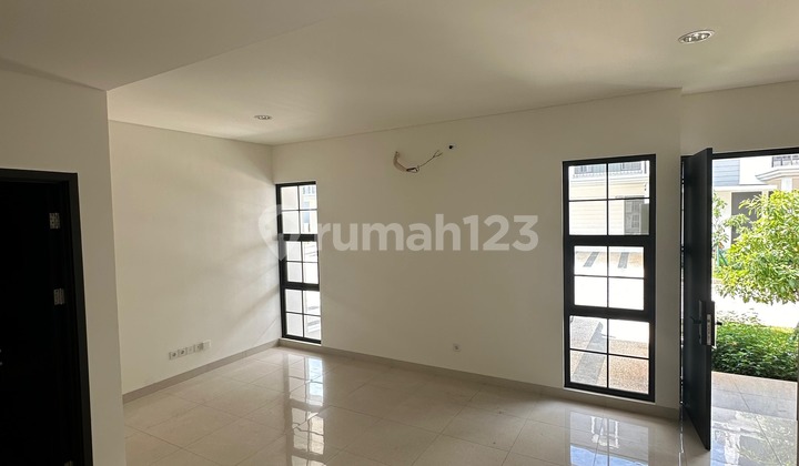 Rumah 3 Lantai dengan Attic Room di Maison, JGC 2