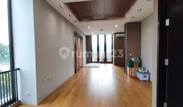 Rumah Hoek Mewah 3 Lantai dengan Mezzanine Cantik dan Lift Minimalis, Kayu Putih, Duren Sawit Rumah Hoek Mewah 3 Lantai dengan Mezzanine Cantik dan Lift Minimalis, Kayu Putih, Duren Sawit