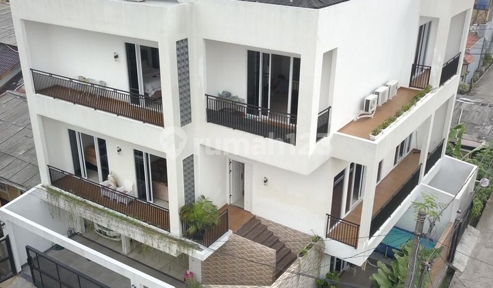 Rumah Mewah 3 Lantai di Komplek Jatibening Baru, Bekasi Rumah Mewah 3 Lantai di Komplek Jatibening Baru, Bekasi