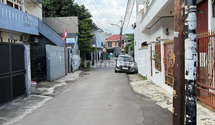 For Sale Ready-to-Occupy House in an Alley, Strategic Location Only 5 Minutes to Grand Pramuka City and Close to Haji Ten Road. 2