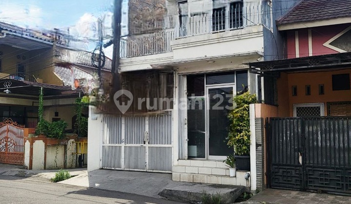 Quick Sale Business House Suitable for Salon and Pharmacy in East Bekasi. 2