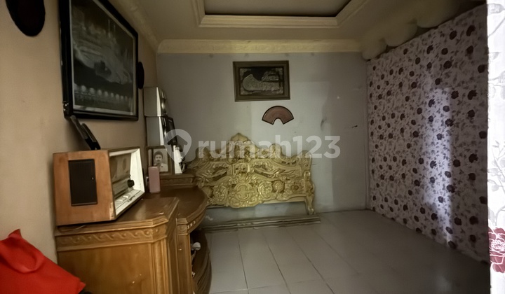 Old House, Very Potential Land for Building a New House or Converted into Boarding House 100 Meters from Condet Main Road Old House, Very Potential Land for Building a New House or Converted into Boarding House 100 Meters from Condet Main Road