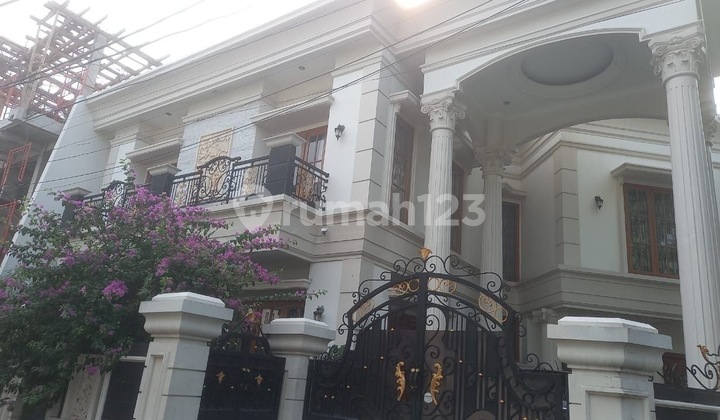 For Sale Classic Modern Luxury House Fully Equipped with CCTV Fully Furnished. Rawamangun, East Jakarta 2