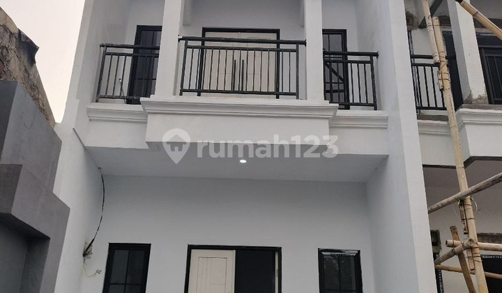 Modern Design American Classic 2-Story Subdivision House Near Jatiwaringin Toll Road