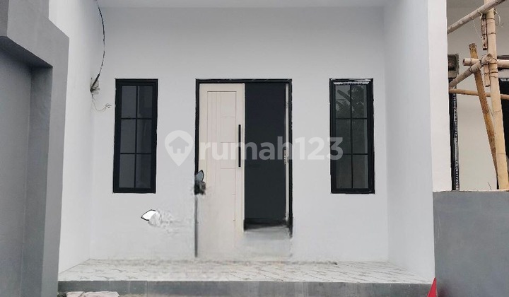 Modern Design American Classic 2-Story Subdivision House Near Jatiwaringin Toll Road