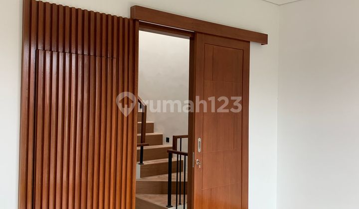 Cool Luxury Minimalist House Strategic Location In A Housing Estate Near Toll And Golf Rawamangun Al-azhar Tiptop Friendship Hospital And Velodrome Mall Arion [ Right ]