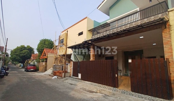 Semi-Furnished 2-Story House Ready to Occupy in a Large Housing Estate, Strategic Location by the Main Road in Jatiasih, Bekasi. Single Gate System, Flood-Free. Semi-Furnished 2-Story House Ready to Occupy in a Large Housing Estate, Strategic Location by the Main Road in Jatiasih, Bekasi. Single Gate System, Flood-Free.