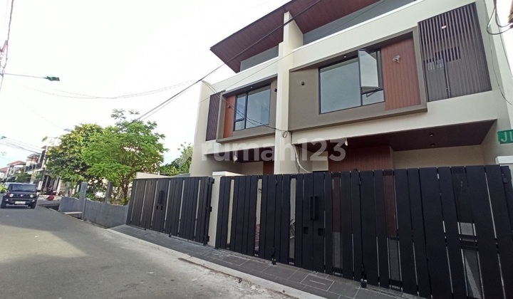 Cool Luxury Minimalist House Strategic Location In A Housing Estate Near Toll And Golf Rawamangun Al-azhar Tiptop Friendship Hospital And Velodrome Mall Arion [ Right ]