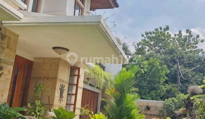 Luxury 2-Story House With Back Terrace in Kebayoran Lama, South Jakarta