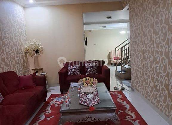 ruang tamu rumah dijual 2 lantai di