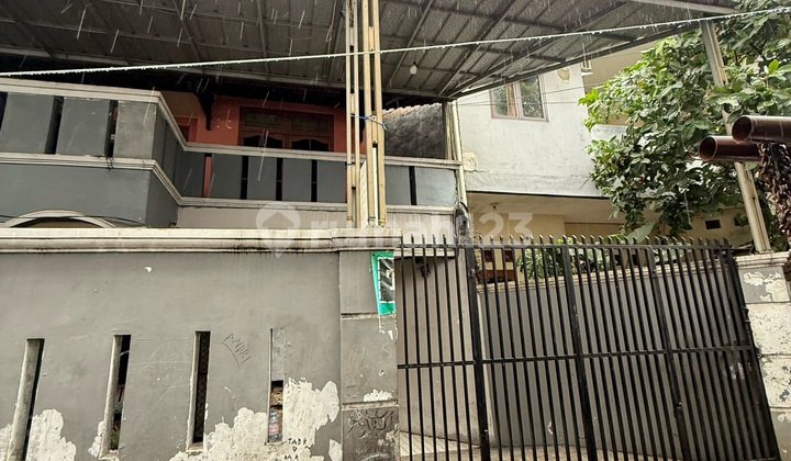 Old House, Very Potential Land for Building a New House or Converted into Boarding House 100 Meters from Condet Main Road Old House, Very Potential Land for Building a New House or Converted into Boarding House 100 Meters from Condet Main Road