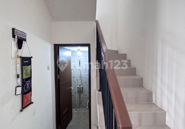 Rumah Siap Huni Dalam Town House Eksklusif - Hanya 2 Km ke Tol Krukut