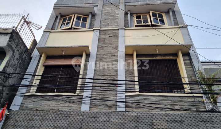 For Sale Fully Occupied Boarding House in Johar Baru with Car Access Central Jakarta 2