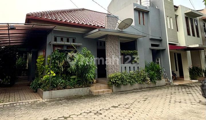 Ready-to-Occupy House Below Market Price, 1.5 Floors Well-Maintained, Corner Lot in a Mini Compound in Tanah Kusir, South Jakarta Ready-to-Occupy House Below Market Price, 1.5 Floors Well-Maintained, Corner Lot in a Mini Compound in Tanah Kusir, South Jakarta