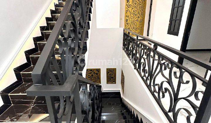 Di Jual Rumah 2 Lantai Eropa Klasik Jakarta Timur  2