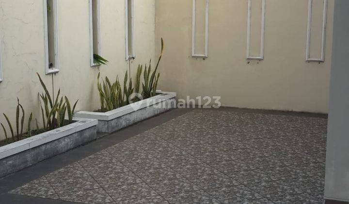 DISEWAKAN RUMAH 2 LANTAI, CARPORT LUAS POSISI HOOK NGAGLIK SLEMAN 1