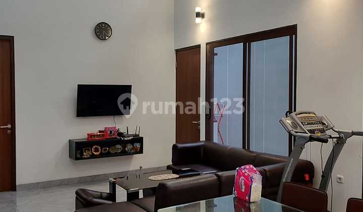 Dijual Rumah Bagus di Taman Meruya Ilir, Jakarta Barat Dijual Rumah Bagus di Taman Meruya Ilir, Jakarta Barat
