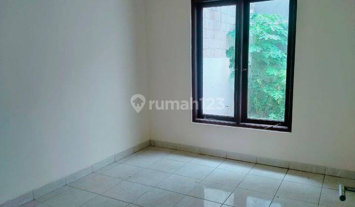 Dijual Murah Rumah 2lt 3kt 2km di Green Lake City Jakarta Barat.  2