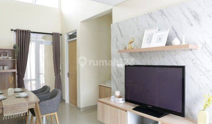 Rumah Nyaman Depan Jalan Utama Lebar Jalan 11 m Dekat Taman  2