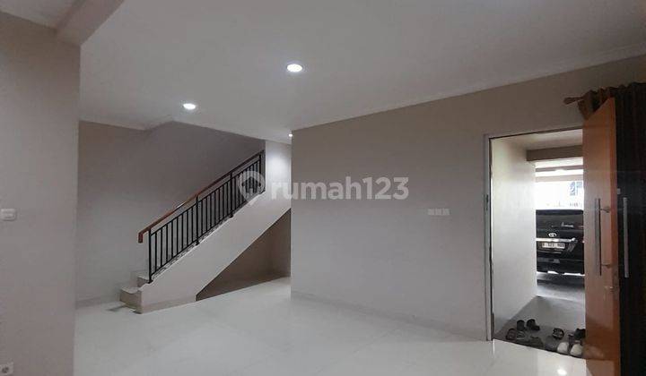 Dijual Cepat Rumah Full Renovasi 3 Lantai Di Grand Wisata 2