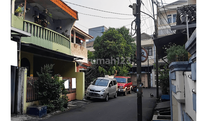 Rumah 2 Lantai di Tomang Berlokasi Strategis Dengan Lingkungan Nyaman 2