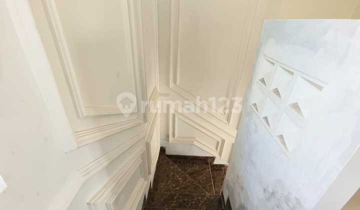 rumah mewah 2lantai letak strategis dekat jalan utama 2