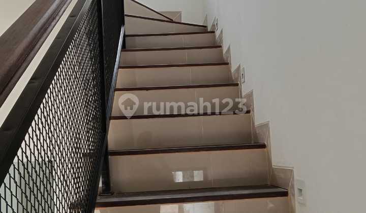 Luxury House, Strategic Location Near Main Road. Luxury House, Strategic Location Near Main Road.