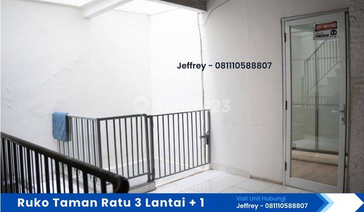 Ruko Strategis 3,5 Lantai, Bekas Kantor di Kawasan Taman Ratu 2