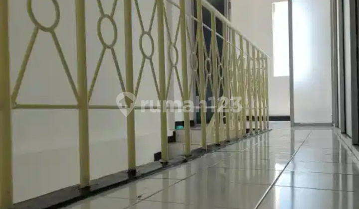 Affordable 3-Story Shop House for Rent, Ready to Occupy, Strategic Location in Klampis