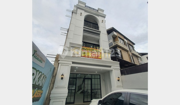 Beautiful Attractive Flexible Business Shophouse in Bustling Jagakarsa Area 1