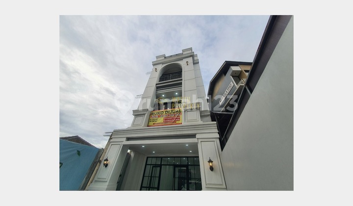 Luxury Shophouse at Affordable Price in Bustling Jagakarsa Area Luxury Shophouse at Affordable Price in Bustling Jagakarsa Area