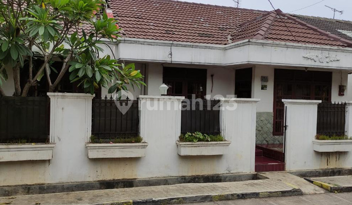 Legendary 2-Story Residence, Prime Southern Location 2