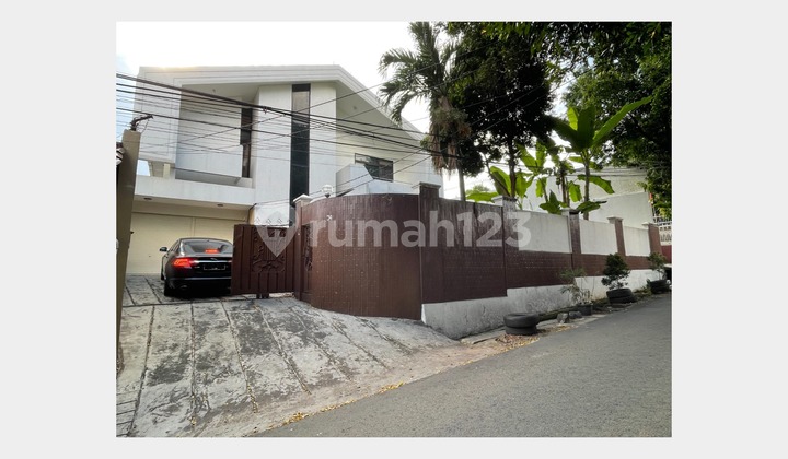 Rumah Luas di Mampang Prapatan, Ada Kolam Renang