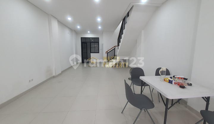 Beautiful Attractive Flexible Business Shophouse in Bustling Jagakarsa Area 2