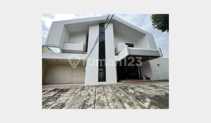 Rumah Besar 2 Lantai Terawat Dekat Menara Tendean