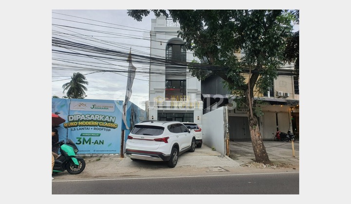 Ruko 3 Lantai Elegan di Pinggir Jalan Kawasan Jagakarsa