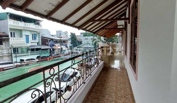 Dijual Rumah Hoek 2.5 Lantai Semi Furish Depan Lapangan Olahraga Dijual Rumah Hoek 2.5 Lantai Semi Furish Depan Lapangan Olahraga