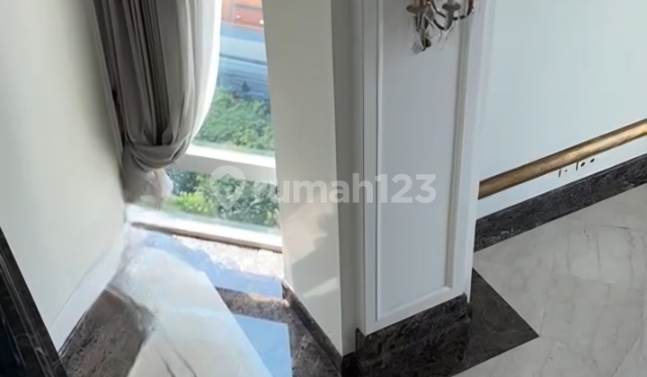 ruang keluarga four season penthouse 330 sqm,