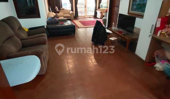 Rumah Vintage Strategis Sayap Riau Bandung